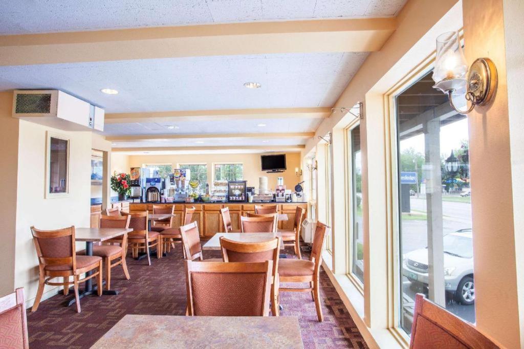 Travelodge By Wyndham South Burlington Exterior photo