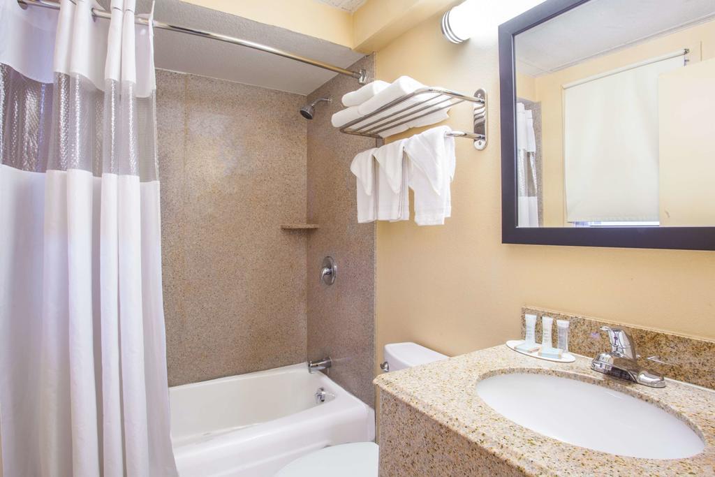 Travelodge By Wyndham South Burlington Exterior photo